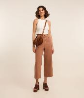 Calça Pantacourt em Sarja com Cintura Alta e Bolsos Frontais - 2