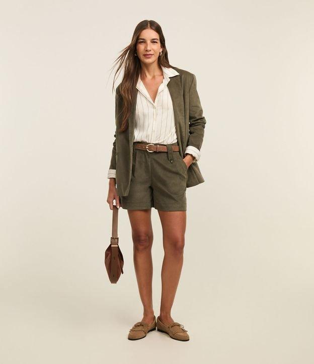 Short Reto Cintura Média em Veludo Cotelê e Pregas - 2