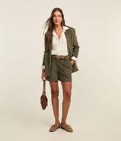 Short Reto Cintura Média em Veludo Cotelê e Pregas - 2