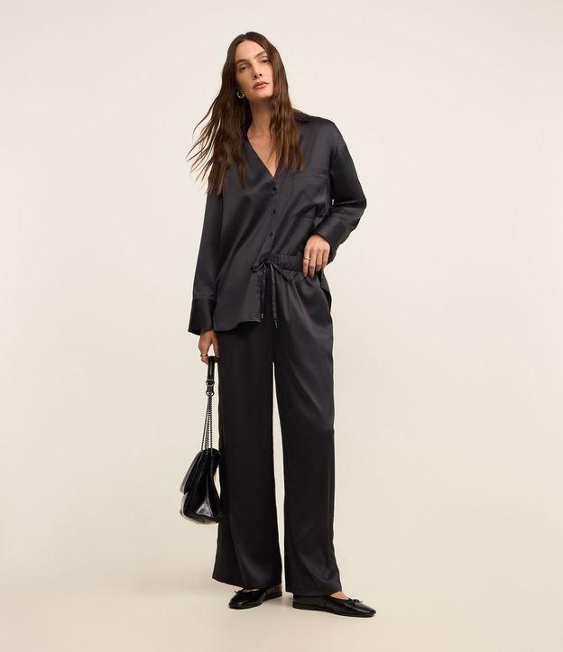 Calça Wide Leg Acetinada com Caimento Leve - 1