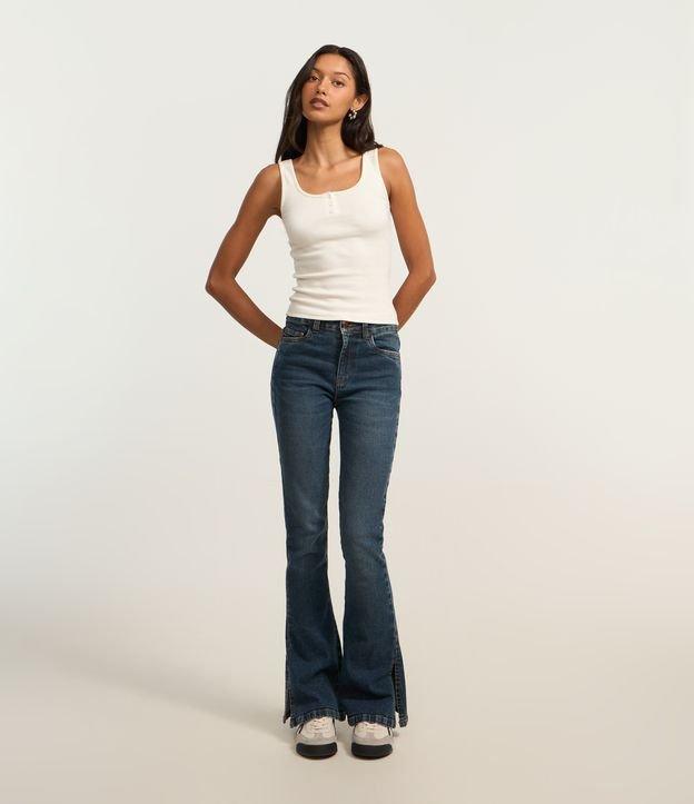 Calça Bootcut em Jeans com Cintura Alta e Fenda na Barra - 2