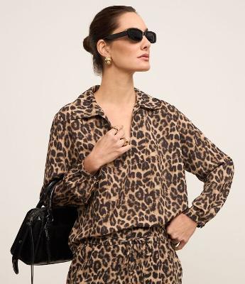 Blusa em Crepe com Gola Colarinho e Estampa Onça