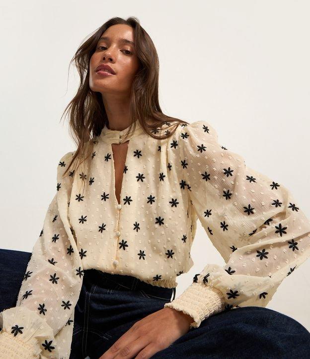 Blusa em Chiffon com Golinha Alta e Bordados de Florzinhas - 2