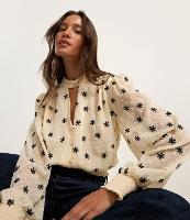 Blusa em Chiffon com Golinha Alta e Bordados de Florzinhas - 2