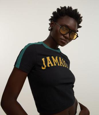 Camiseta em Algodão com Detalhes Contrastantes e Estampa Jamaica