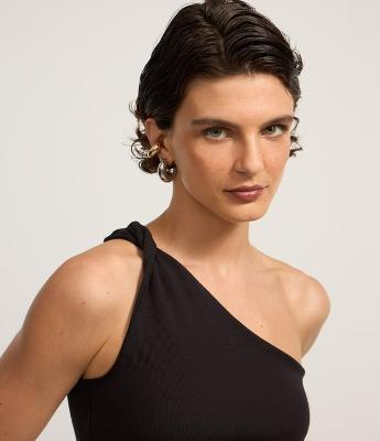 Blusa em Ribana com Ombro Só e Barra Assimétrica