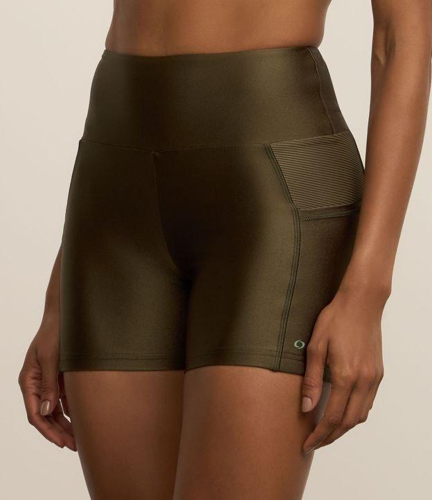 Bermuda Esportiva em Microfibra com Efeito Metalizado e Bolso - 1