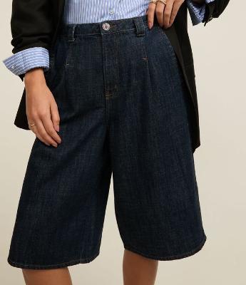 Bermuda Jeans com Cós Fino e Pregas Frontais