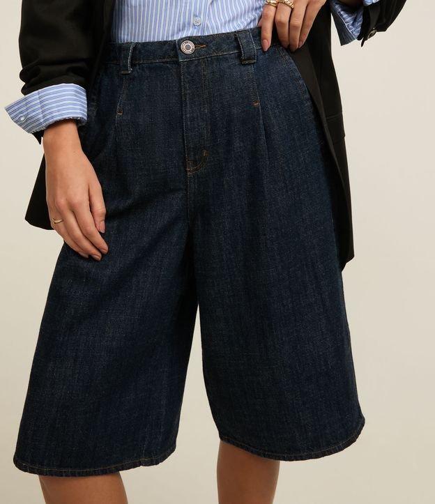Bermuda Jeans com Cós Fino e Pregas Frontais - 1