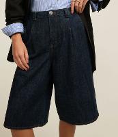 Bermuda Jeans com Cós Fino e Pregas Frontais - 1