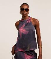 Blusa Acetinada com Gola Halter e Estampa Floral Esmaecida - 2