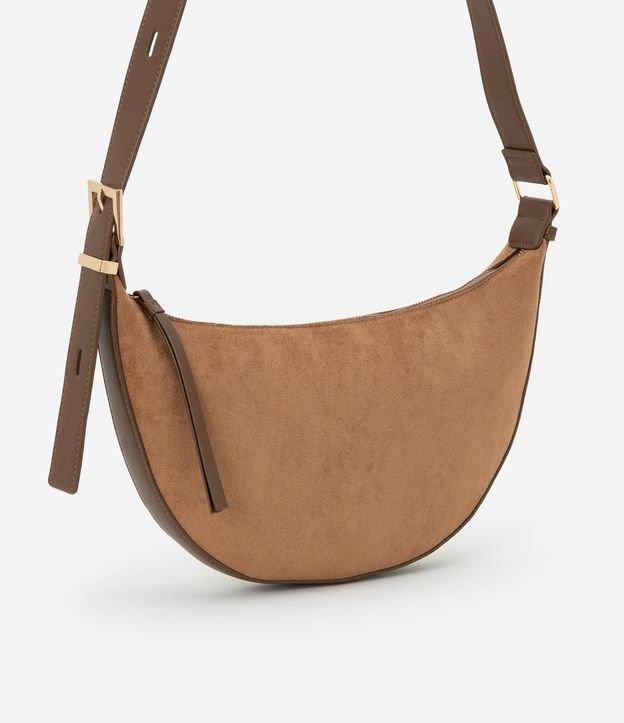 Bolsa Média com Alça Regulável Transversal e Fechamento em Zíper - 1