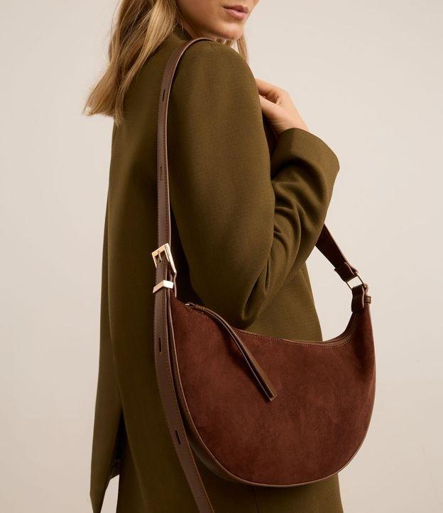 Bolsa Média com Alça Regulável Transversal e Fechamento em Zíper - 2