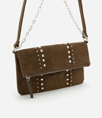 Bolsa Envelope Média com Alça Corrente e Tachinhas Aplicadas