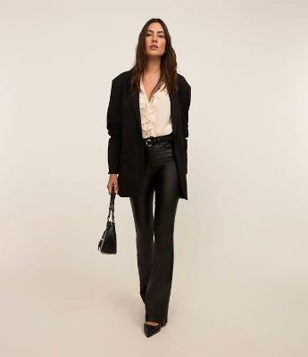 Calça Bootcut em Sarja Resinada com Cintura Média