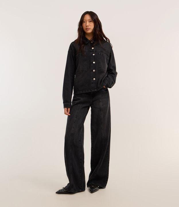 Calça Wide Leg em Jeans com Recorte e Cinto com Fivela - 2