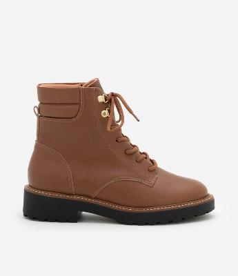 Bota Coturno em PU com Recortes Pespontados