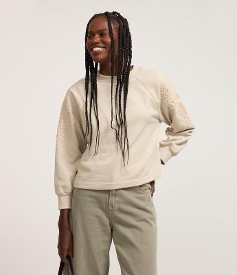 Blusa em Moletom com Bordados no Ombro e Mangas
