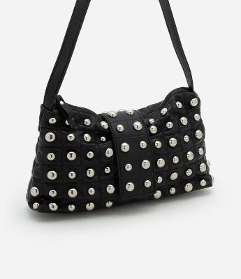 Bolsa Baguete Média em PU com Lapela Frontal e Aplicação de Studs Frontais