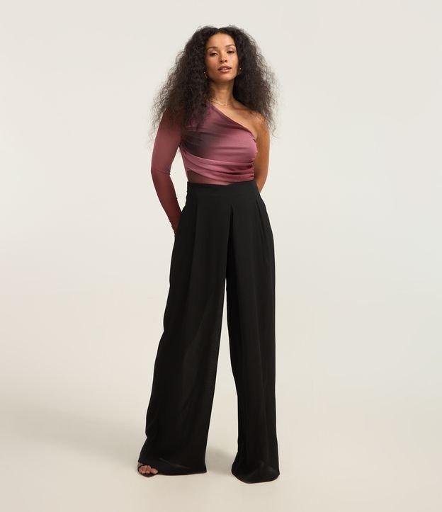 Calça Pantalona em Chiffon com Pregas Frontais - 1