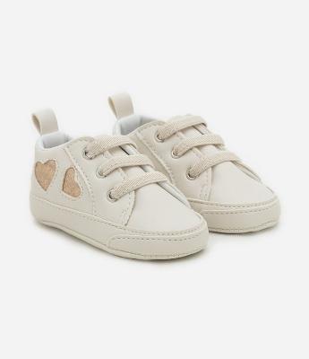 Tênis Infantil com Recortes em Formato Coração - Tam 15 a 19