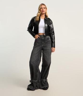 Calça Wide Leg em Jeans com Cinto na Barra e Cintura Baixa