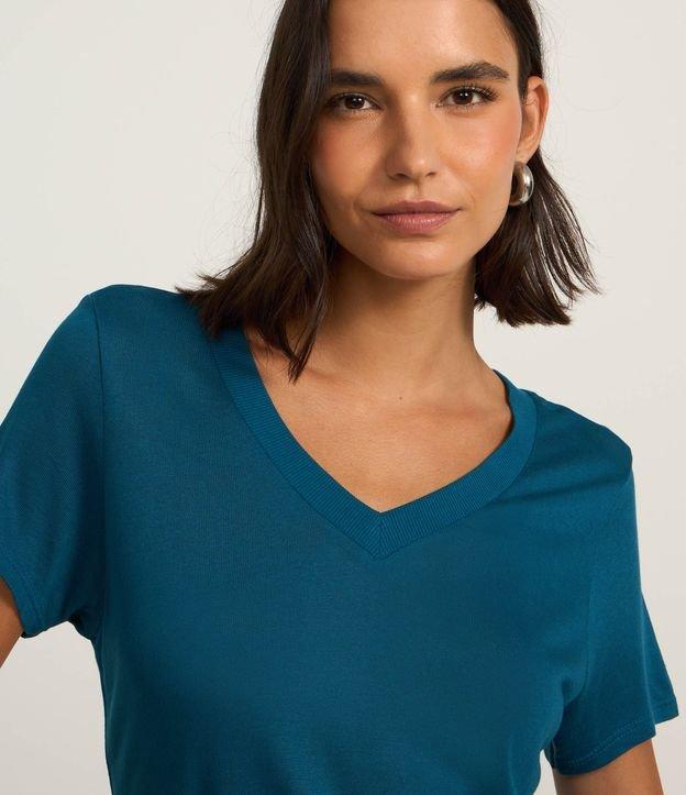 Blusa Básica em Viscose com Gola V em Ribana - 2