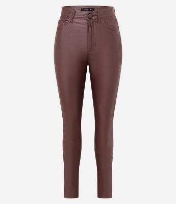 Calça Skinny em Sarja Resinada com Cintura Média