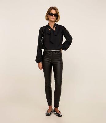 Calça Skinny em Sarja Resinada com Cintura Média