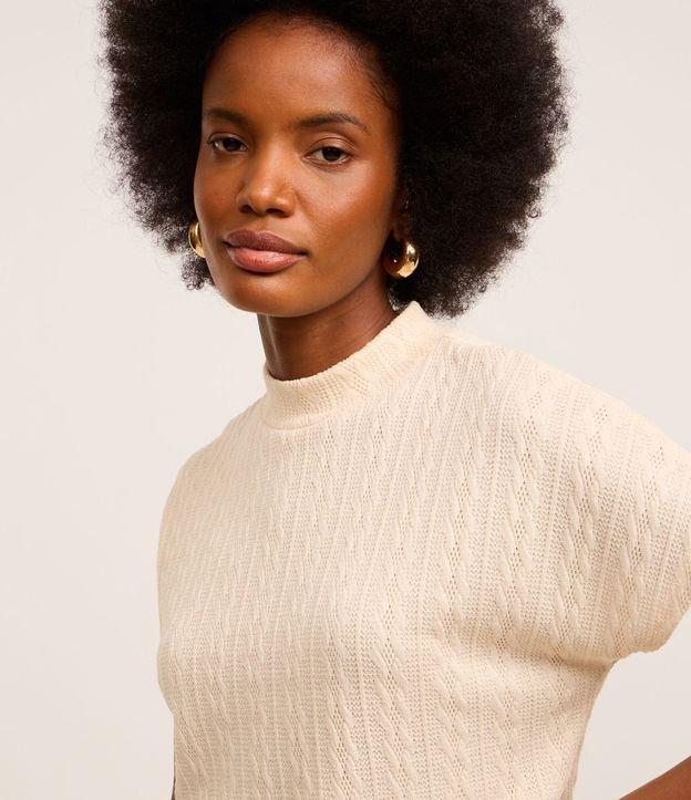 Blusa Texturizada com Golinha Alta e Manga Curta - 2