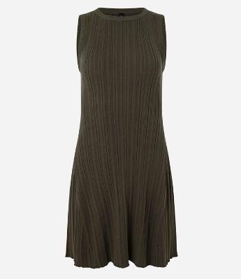 Vestido Curto em Tricô sem Manga