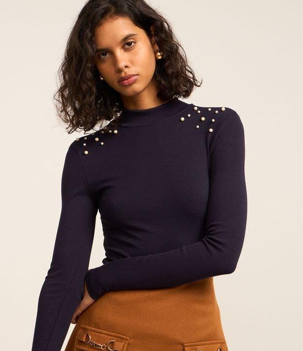 Blusa em Ribana com Golinha Alta e Pérolas nos Ombros - 2