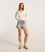 Short Slim em Jeans com Cintura Alta e Pingente de Florzinhas - 2