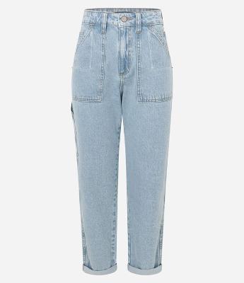 Calça Mom Jeans com Bolso Carpinteiro e Detalhe Estonado