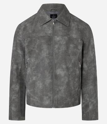 Jaqueta em Material Sintético com Recortes e Estampa Manchada