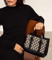 Bolsa Satchel Pequena com Duas Alturas de Alças e Estampa Triângulos - 1