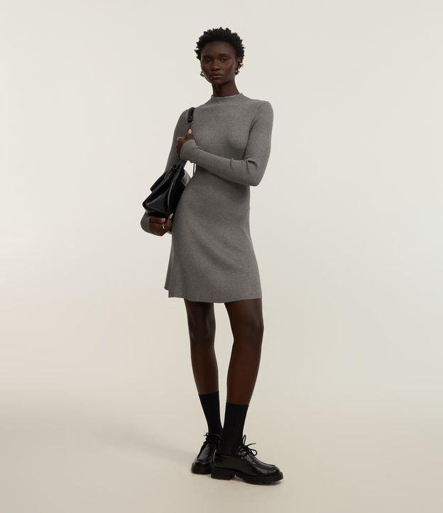 Vestido Evasê Curto em Tricô Canelado com Gola Alta - 1