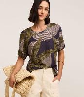 Blusa Leve em Viscose com Estampa de Folhagens - 2