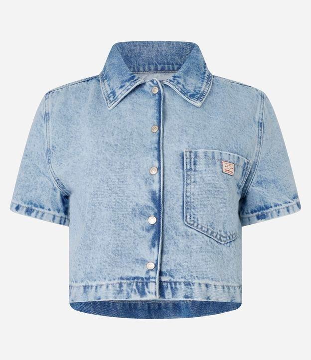 Camisa Cropped em Jeans com Bolso e Abotoamento Frontal - 1