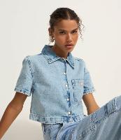 Camisa Cropped em Jeans com Bolso e Abotoamento Frontal - 2