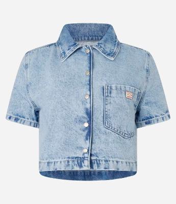 Camisa Cropped em Jeans com Bolso e Abotoamento Frontal