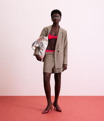 Short Curto em Alfaiataria Xadrez e Pregas