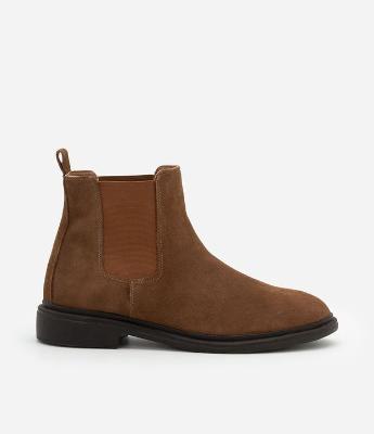 Bota Chelsea em Couro Camurça com Cano Curto