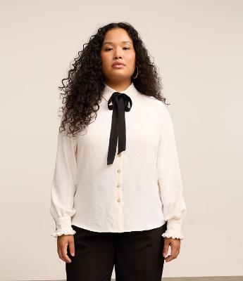 Camisa em Crepe com Lacinho Contrastante Curve & Plus Size