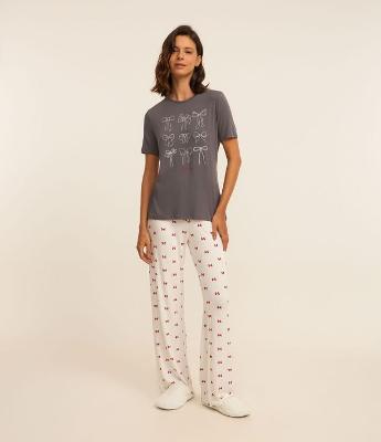 Pijama Longo em Viscose com Estampa Lacinhos Diversos