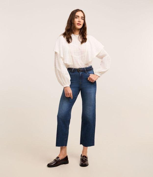 Calça Reta Cropped em Jeans com Barra Desfiada e Cinto com Fivela - 2