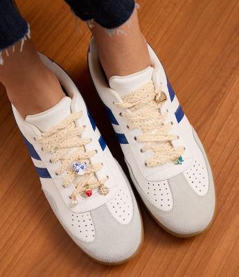 Kit 06 Pingentes e Cadarço de Tênis com Formatos Diversos e Textura Rendada