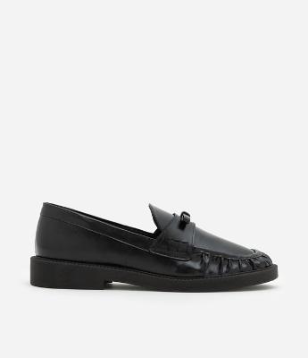 Sapato Loafer em PU com Preguinhas no Bico e Detalhe de Lacinho