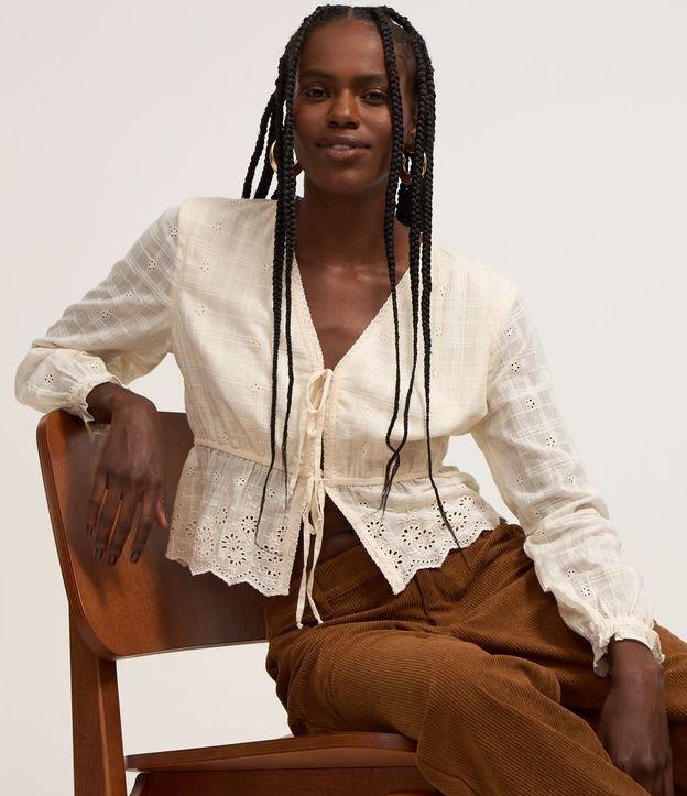 Blusa Curta em Laise com Bordado e Amarração Frontal - 1