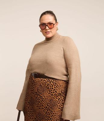 Blusa em Tricô Leve com Golinha e Manga Flare Curve & Plus Size